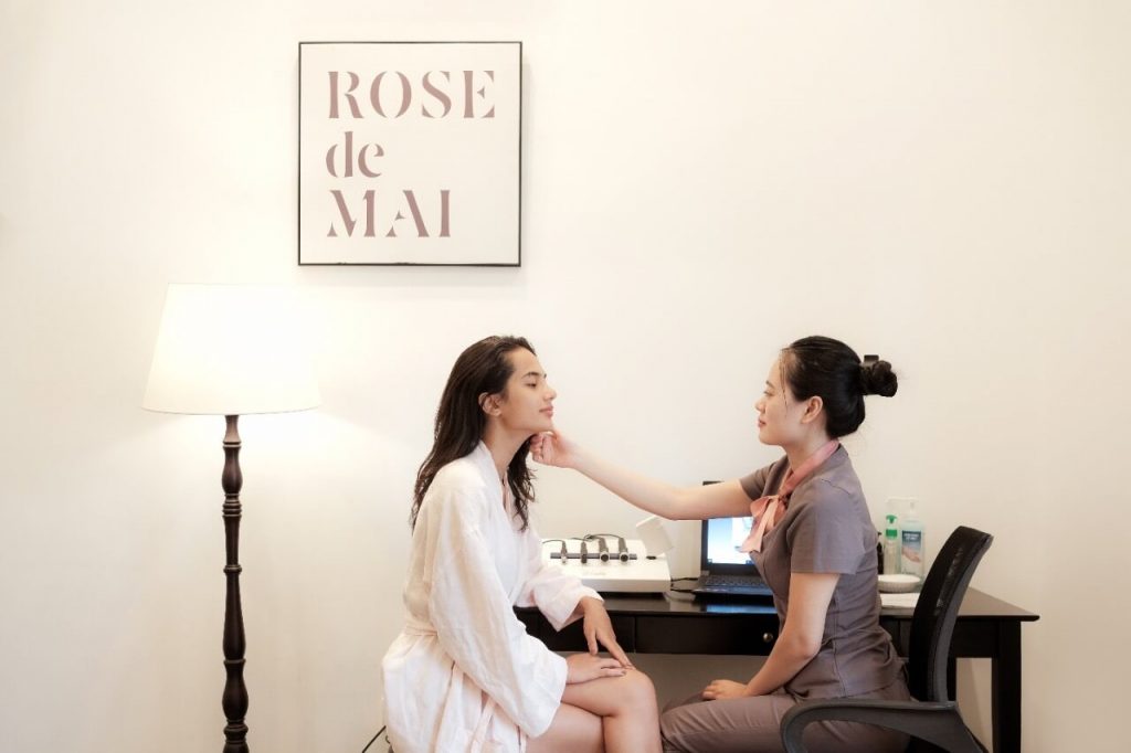 Bạn có nên lấy nhân mụn tại Spa không?