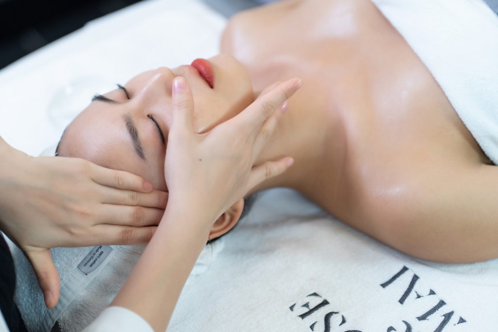 Massage chuẩn spa tại nhà mang đến hiệu quả trẻ hoá da