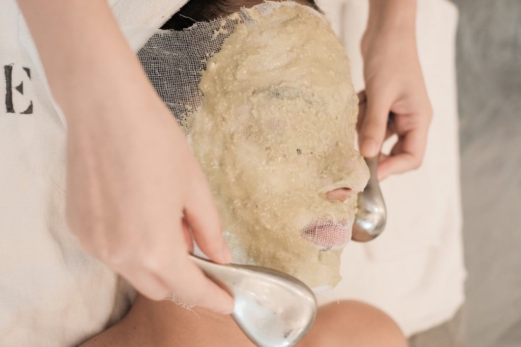 Đắp mặt nạ là một trong những bước chăm sóc da mặt giúp da ngậm nước, mềm mịn